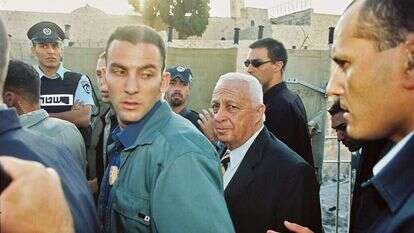 האצבע המאשימה הופנתה פנימה, אל הימין. שרון בהר הבית, ספטמבר 2000. | פלאש 90