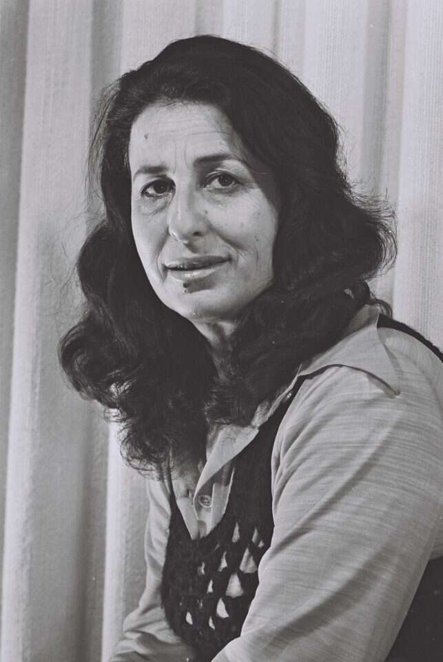 "הן נגעו בחיבה בקירות שפעם סגרו עליהן, מעבירות עיניים על הסורגים שעדיין קבועים בחלונות". גאולה כהן. | סער יעקב, לע"מ