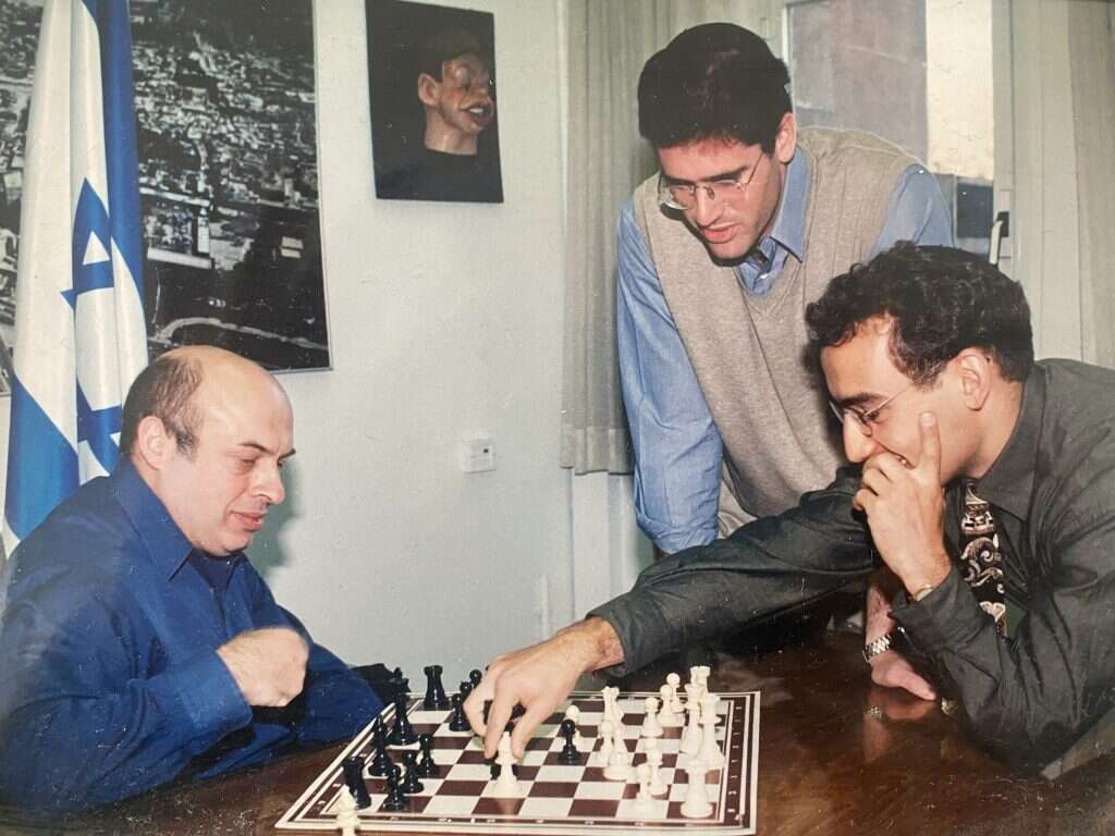 "אילו נולד בברית המועצות הוא היה משחק שחמט". שרנסקי משחק ודרמר עומד ומתבונן