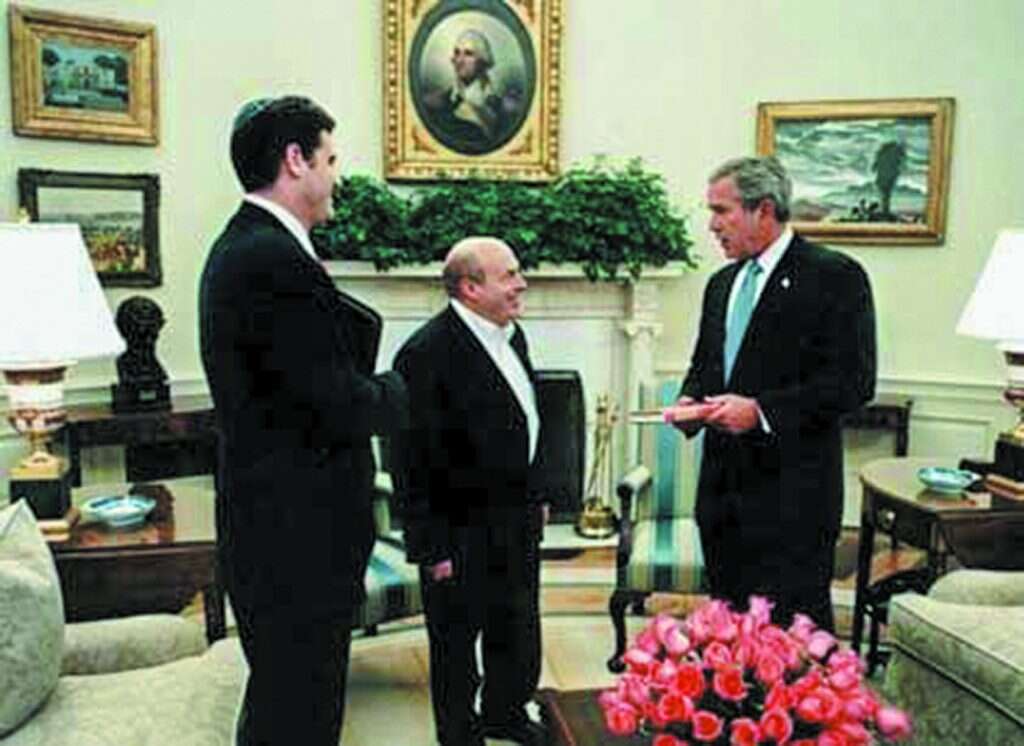 "הוא השתמש בהרבה מושגים מתחום הפוטבול, ורון תרגם". שרנסקי עם ג'ורג' בוש הבן ורון דרמר. | באידבות משפחת שרנסקי, הבית הלבן