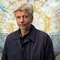 כותב על כל פעם שהוא מדליק סיגריה או שותה קפה. קרל אובה קנאוסגורד, 2019. | איי. אף. פי