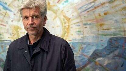 כותב על כל פעם שהוא מדליק סיגריה או שותה קפה. קרל אובה קנאוסגורד, 2019. | איי. אף. פי כותב על כל פעם שהוא מדליק סיגריה או שותה קפה. קרל אובה קנאוסגורד, 2019. | איי. אף. פי