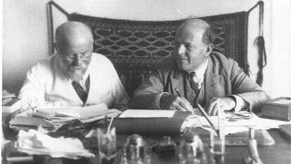 ביאליק וי"ח רבניצקי בעבודתם המשותפת על ספר האגדה. | צבי אורון, הארכיון הציוני המרכזי