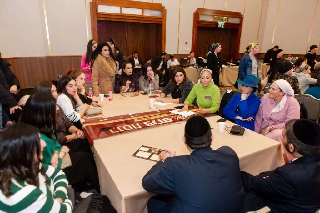 בשולחן עגול עם נציגי המפלגה. | שקד