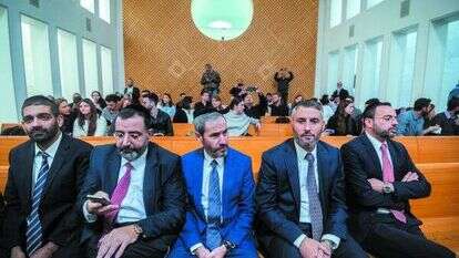 חברי הכנסת של ש"ס בדיון אתמול בבית המשפט העליון בדיון על כשירות המינוי של אריה דרעי לשר בממשלה. | יונתן זינדל, פלאש 90 חברי הכנסת של ש"ס בדיון אתמול בבית המשפט העליון בדיון על כשירות המינוי של אריה דרעי לשר בממשלה. | יונתן זינדל, פלאש 90