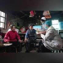 אחיות עורכות בדיקה רפואית בביתם של תושבים בדרום־מערב סין שאינם יכולים לצאת מביתם. | איי.אף.פי