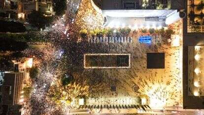 ההפגנה בכיכר הבימה. | הדגלים השחורים