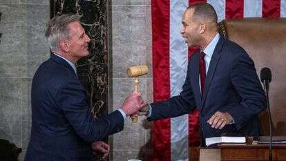 קווין מקרתי מקבל את פטיש היו"ר. | EPA
