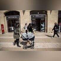 שלטי חנויות באנגלית בשדרות ממילא בירושלים. | יונתן זינדל, פלאש 90