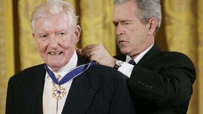 נשיא ארה"ב ג'ורג' בוש מעניק לג'ונסון את מדליית החירות הנשיאותית, 2006. | איי.פי