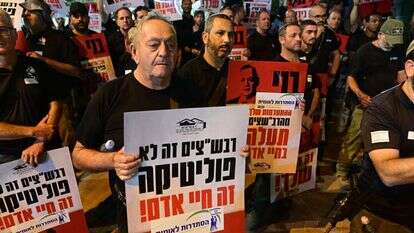 Security directors from around Israel, also known as a Ravshatz, protest against their work conditions outside the home of Minister Of Defence Benny Gantz, in Rosh Haayin, October 19, 2022. Photo by Avshalom Sassoni/Flash90 *** Local Caption *** ???"?
????"??
?????
??? ???
???
??????
?????