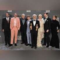 סטיבן ספילברג עם פסלוני הזכייה לצד חלק מצוות הפייבלמנים. קרדיט: AFP