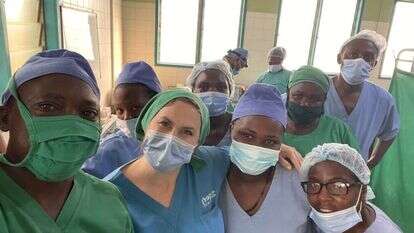 המשלחת הישראלית לאוגנדה עם הרופאים המקומיים