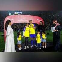 רונאלדו ומשפחתו על הדשא באצטדיון מרסול־פארק בריאד. | איי.אף.פי.