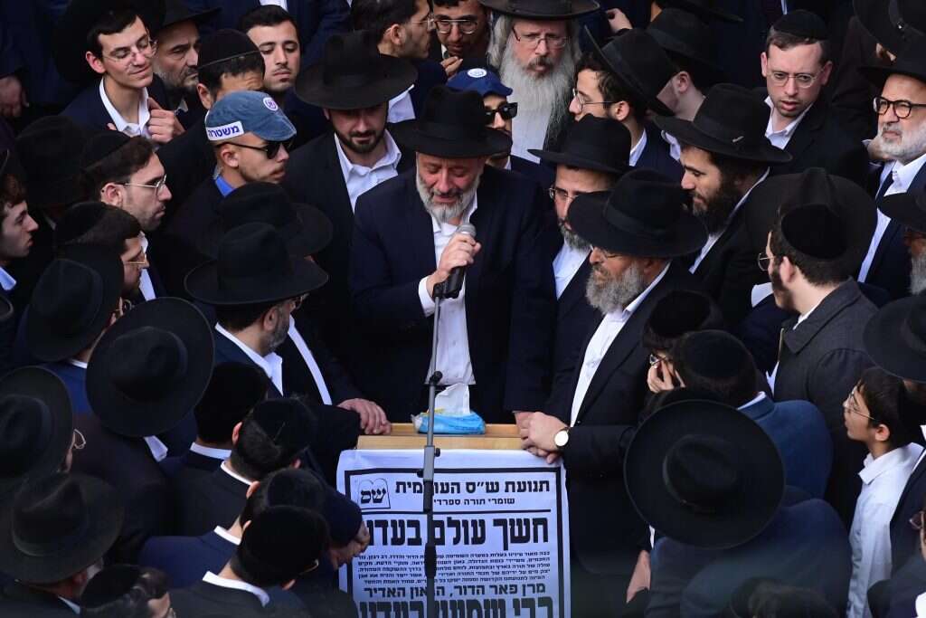 סופו של עידן. אריה דרעי סופד לרב בעדני. | תומר נויברג, פלאש 90