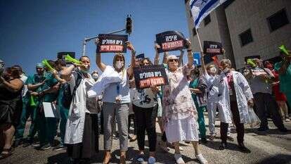 צוותים רפואיים מפגינים מחוץ למשרד הבריאות בירושלים. אוגוסט 2021. | יונתן זינדל, פלאש 90