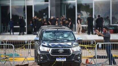 רכב שהושחת מחוץ לבית המשפט העליון בברזיליה. | AFP