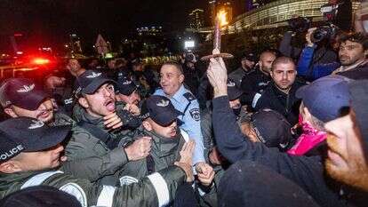 עימותים בין שוטרים למפגינים בהפגנה במוצאי שבת בתל אביב. | יונתן זינדל, פלאש 90 עימותים בין שוטרים למפגינים בהפגנה במוצאי שבת בתל אביב. | יונתן זינדל, פלאש 90