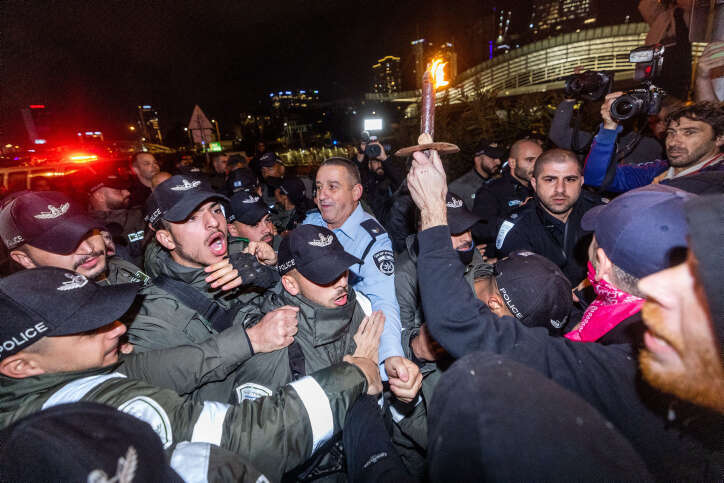 עימותים בין שוטרים למפגינים בהפגנה במוצאי שבת בתל אביב. | יונתן זינדל, פלאש 90