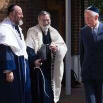 הרב יונתן זקס עם הרב אפרים מירוויס והמלך צ'ארלס, 2013. | איי. אף.פי