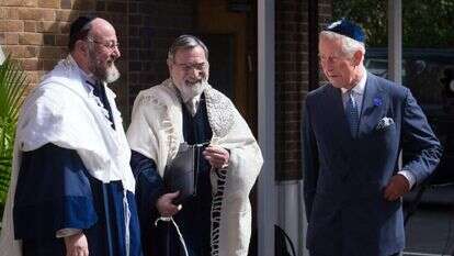 הרב יונתן זקס עם הרב אפרים מירוויס והמלך צ'ארלס, 2013. | איי. אף.פי