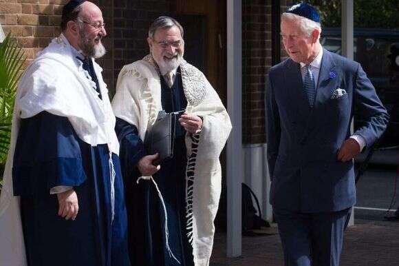 הרב יונתן זקס עם הרב אפרים מירוויס והמלך צ'ארלס, 2013. | איי. אף.פי