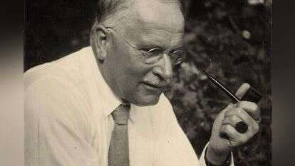 לא פרסם את הספר משום שחשש שהפסיכיאטריה בת זמנו תסמן אותו כ"משוגע". יונג, 1935. | ויקיפדיה