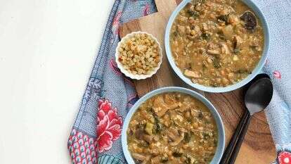 מרק פטריות ועדשים עשיר. | אפרת ליכטנשטט מרק פטריות ועדשים עשיר. | אפרת ליכטנשטט