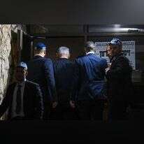 נתניהו בפתח ביתו של דרעי, הערב. | יונתן זינדל, פלאש 90