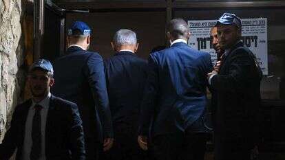 נתניהו בפתח ביתו של דרעי, הערב. | יונתן זינדל, פלאש 90 נתניהו בפתח ביתו של דרעי, הערב. | יונתן זינדל, פלאש 90