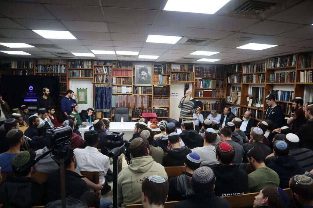 הרב לפיד מלמד בחדר השיעורים של הרב דרוקמן. | זיו ציפילביץ