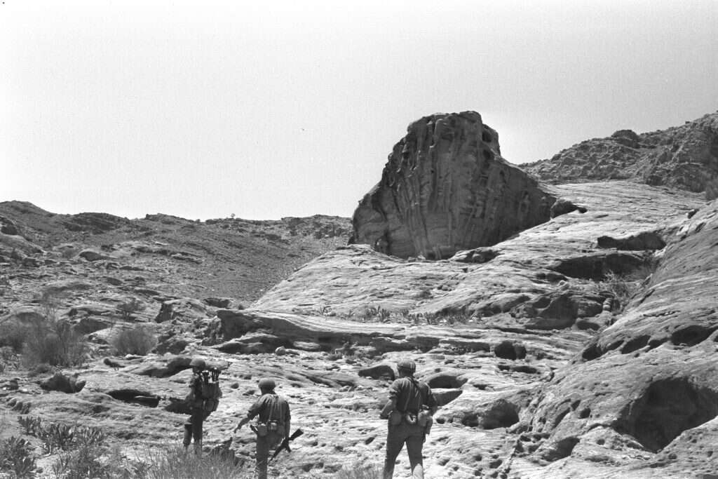 הסיירת החשאית ביותר הוקמה כדי להגן על גבולות הדרום הפרוצים. צנחנים במרדף אחרי מחבלי פת"ח בגבול ירדן, 1968. | אלי לנדאו, לע"מ