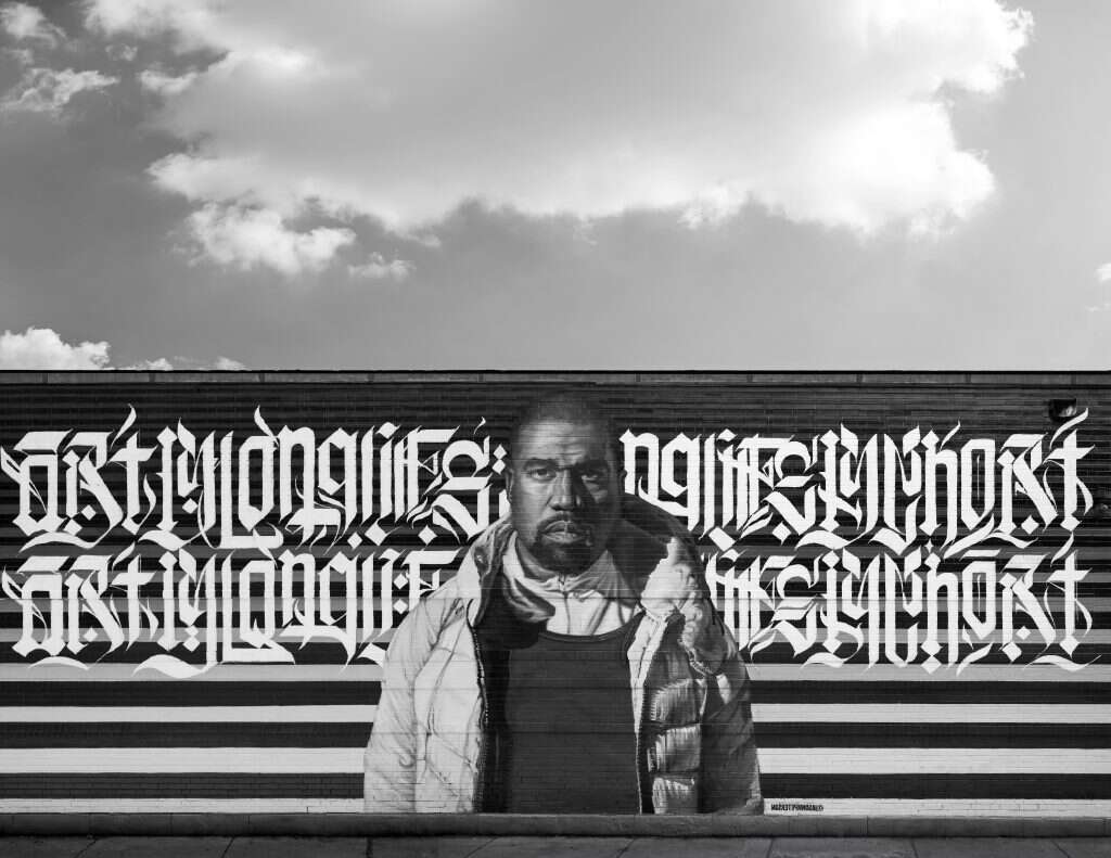 ג'ייסון פיטרסון צייר את קניה ווסט על קיר בניין ב-2021. קרדיט: ג'ייסון פיטרסון