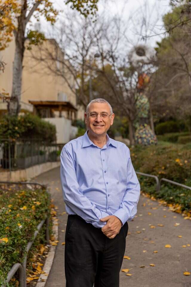 "לא יכולתי יותר להתחייב לקהילת הרמב"ן, הקהילה שלי היום היא 929 ". מניין גינה בימי שיא הקורונה. | גרשון אלינסון, פלאש 90