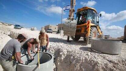 בנייה ביישוב יצהר, 2014. | מרים צחי בנייה ביישוב יצהר, 2014. | מרים צחי