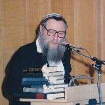 הרב דרוקמן בשיעור בשנות השמונים. | מהאלבום המשפחתי