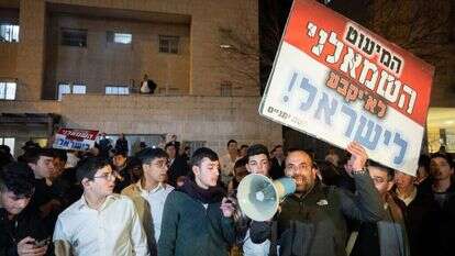 שתיקתו בבית המשפט עמדה לו לרועץ. מפגינים מחוץ לביתו של דרעי. | יונתן זינדל, פלאש 90