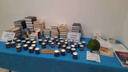 שולחן בבית משפחתו האבלה של דניס זינובייב ז"ל. | ריקי רט