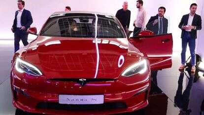 מכונית טסלה בתערוכת הרכב בבלגיה בשבוע שעבר. | אי.פי.איי