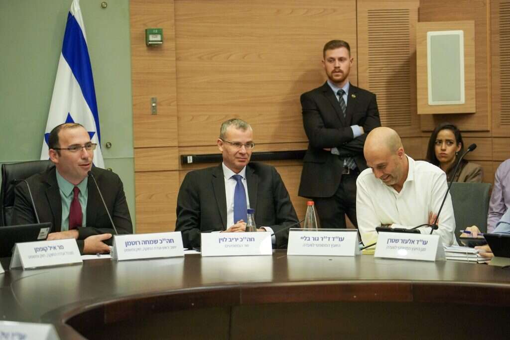 השר יריב לוין וח"כ שמחה רוטמן בוועדת החוקה. | דני שם טוב, דוברות הכנסת