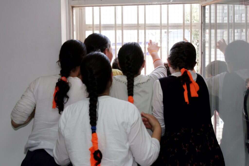 שלומית וחברותיה העצורות מביטות במפגן תמיכה מחוץ לבית המשפט המחוזי, מאי 2005. | יריב כץ, ידיעות אחרונות שלומית וחברותיה העצורות מביטות במפגן תמיכה מחוץ לבית המשפט המחוזי, מאי 2005. | יריב כץ, ידיעות אחרונות