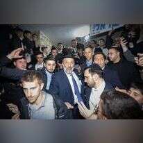 דרעי עם תומכיו ליד ביתו לאחר פסק הדין, שלשום. | יונתן זינדל, פלאש 90