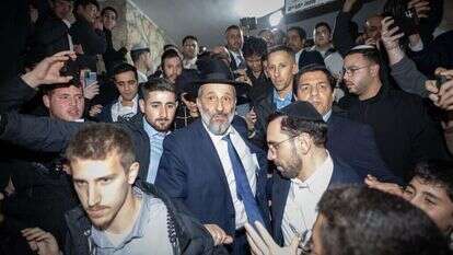 דרעי עם תומכיו ליד ביתו לאחר פסק הדין, שלשום. | יונתן זינדל, פלאש 90