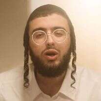 נותי ליברמן בשירו "ים של דמעות". | מסך מתוך יוטיוב