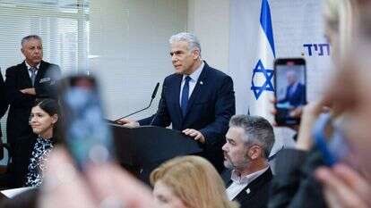 לפיד בישיבת סיעת יש עתיד בכנסת. | אוליבייה פיטוסי, פלאש 90