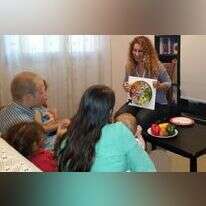 יעל חן רביע בשעת טיפול בילדים והוריהם. | פרדי רביע