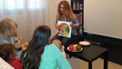 יעל חן רביע בשעת טיפול בילדים והוריהם. | פרדי רביע