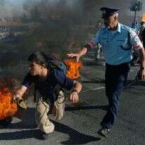 מעצר מפגין נגד ההתנתקות בשנת 2005. | נתי שוחט, פלאש 90