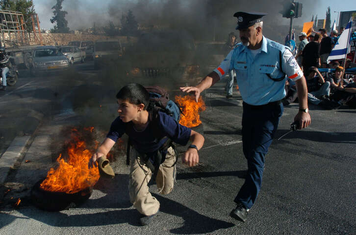 מעצר מפגין נגד ההתנתקות בשנת 2005. | נתי שוחט, פלאש 90