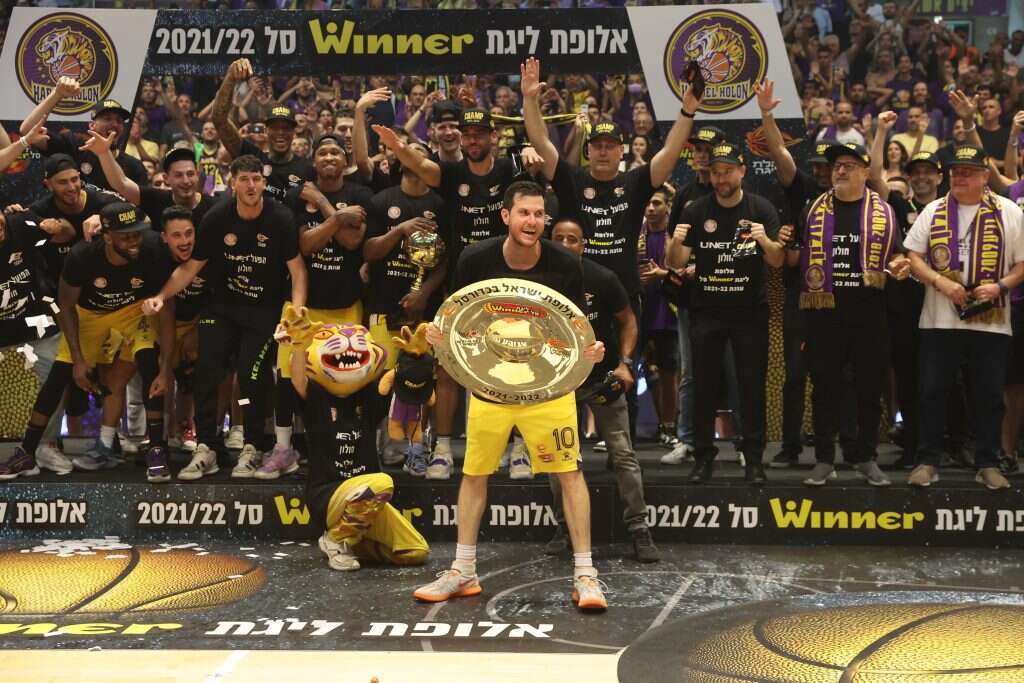 קבוצה מיוחדת. הפועל חולון חוגגת אליפות. | לירון מולדובן, פלאש 90